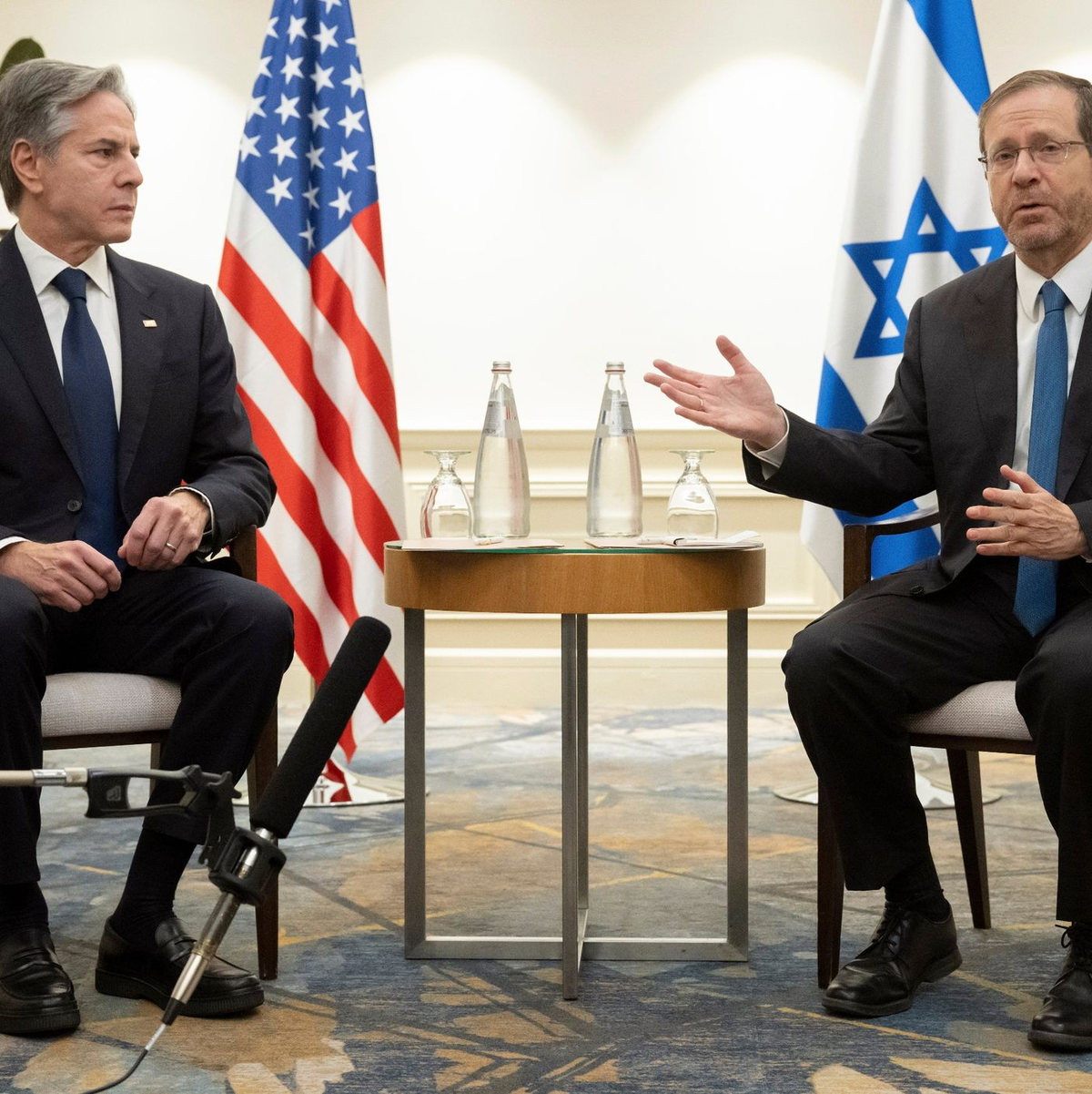 US-Außenminister Antony Blinken (l) trifft Israels Präsident Isaac Herzog. - Foto: Saul Loeb/Pool AFP/AP