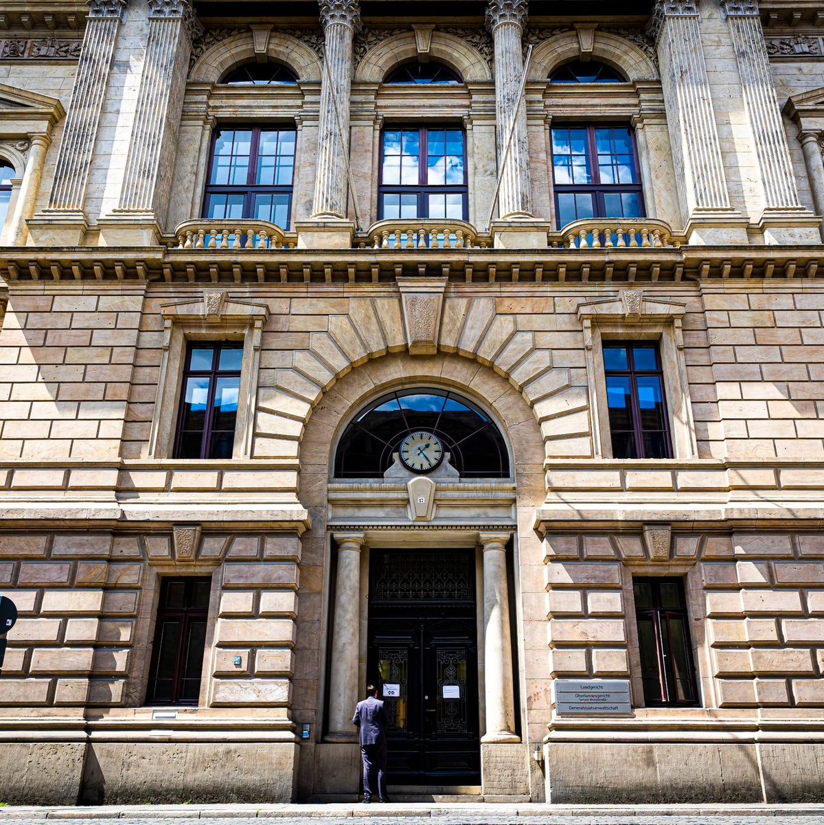 Blick auf den Haupteingang des Landgerichts Braunschweig. - Foto: Moritz Frankenberg/dpa