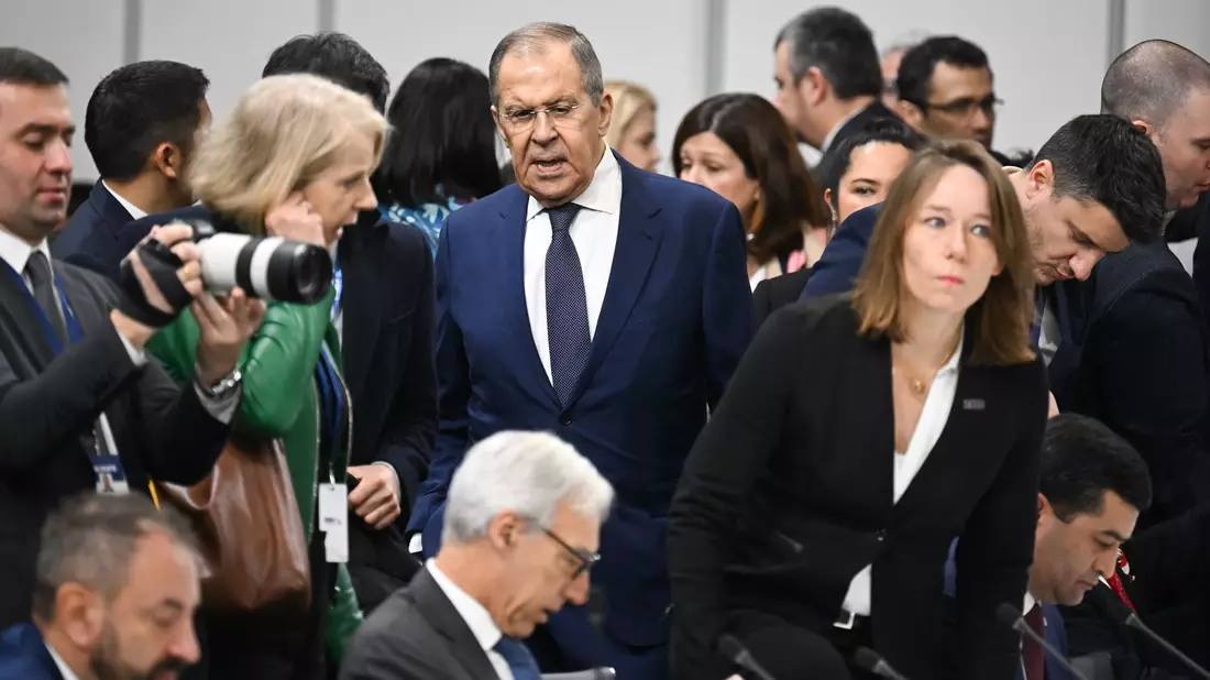 Der russische Außenminister Sergej Lawrow (M) kommt zur Arbeitssitzung des 30. Ministerrats der Organisation für Sicherheit und Zusammenarbeit in Europa (OSZE). - Bild: Sebastian Gollnow/dpa Pool/dpa