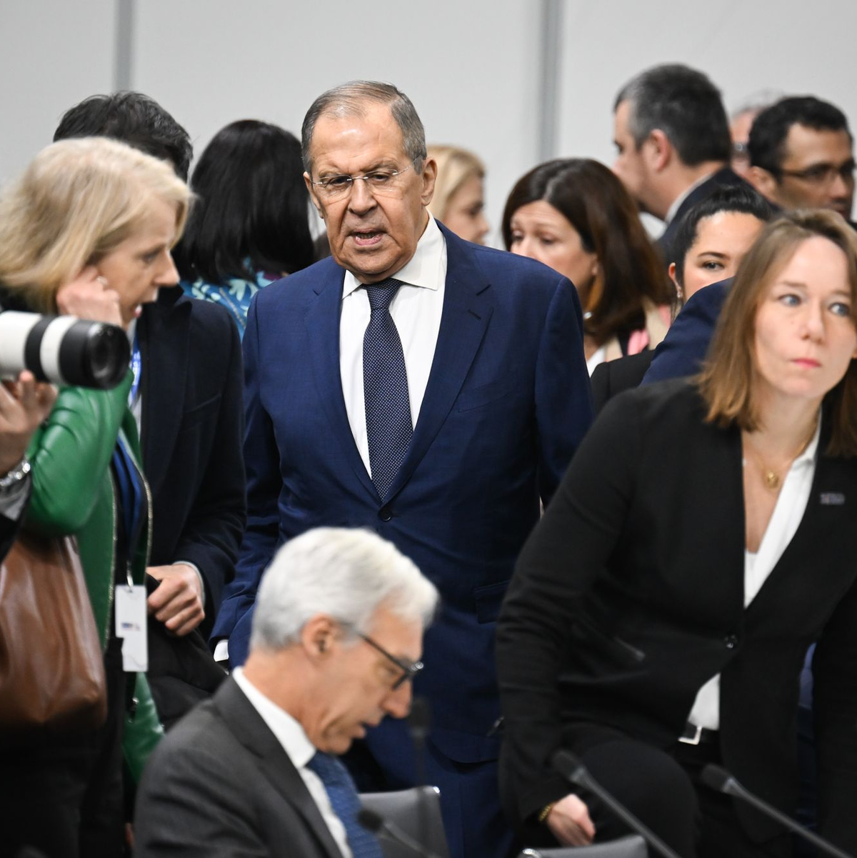 Der russische Außenminister Sergej Lawrow (M) kommt zur Arbeitssitzung des 30. Ministerrats der Organisation für Sicherheit und Zusammenarbeit in Europa (OSZE). - Foto: Sebastian Gollnow/dpa Pool/dpa