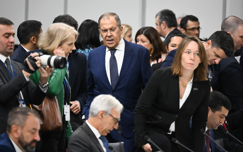 Der russische Außenminister Sergej Lawrow (M) kommt zur Arbeitssitzung des 30. Ministerrats der Organisation für Sicherheit und Zusammenarbeit in Europa (OSZE). - Foto: Sebastian Gollnow/dpa Pool/dpa