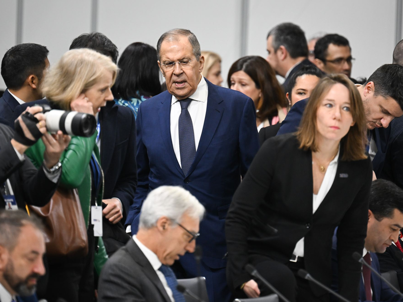Der russische AuĂenminister Sergej Lawrow (M) kommt zur Arbeitssitzung des 30. Ministerrats der Organisation fĂŒr Sicherheit und Zusammenarbeit in Europa (OSZE). - Foto: Sebastian Gollnow/dpa Pool/dpa