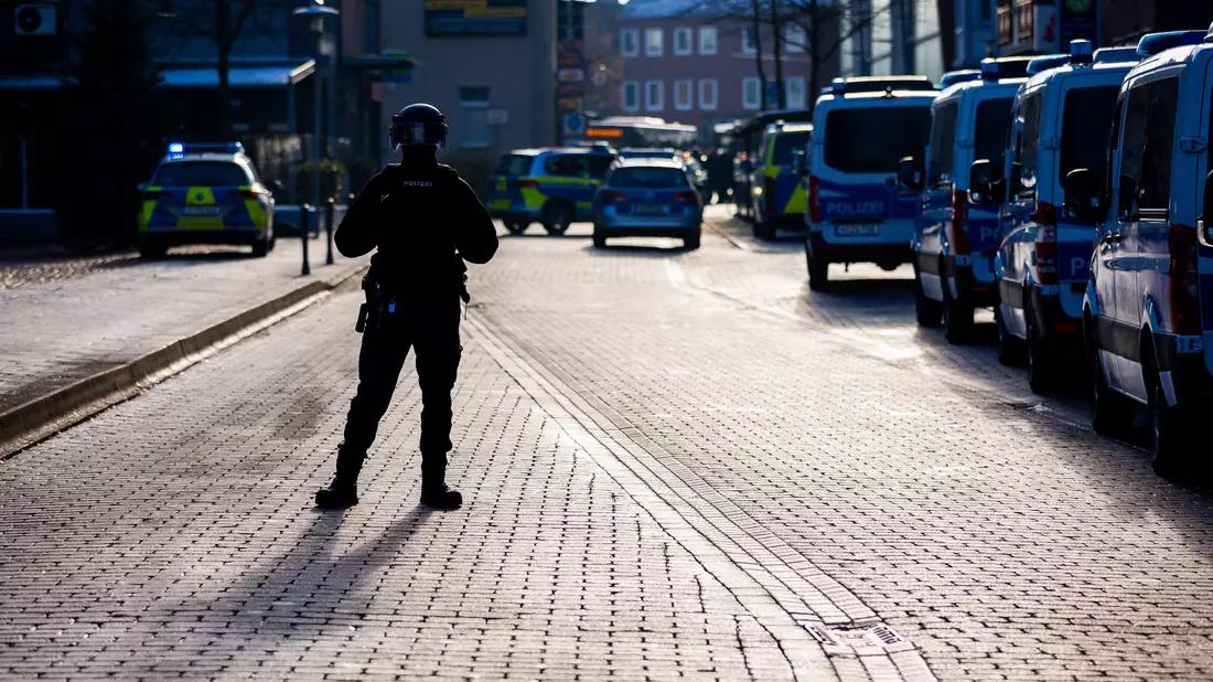Die Polizei ist angesichts der Bedrohungslage in einem Jobcenter in Lehrte mit einem Großaufgebot im Einsatz. - Bild: Moritz Frankenberg/dpa