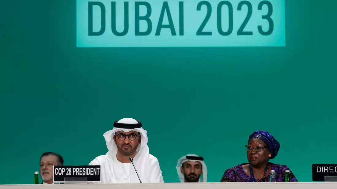Sultan Al-Dschaber, Vorsitzender der UN-Klimakonferenz, bei der Eröffnungssitzung in Dubai. - Bild: Peter Dejong/AP/dpa