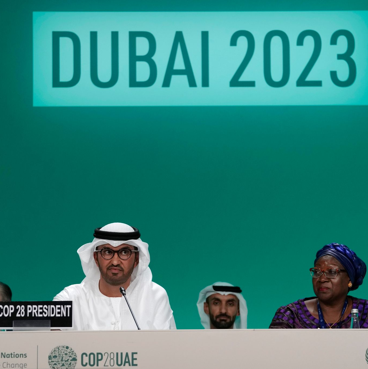 Sultan al-Dschaber, Vorsitzender der UN-Klimakonferenz, nimmt an der Eröffnungssitzung teil. - Foto: Peter Dejong/AP/dpa