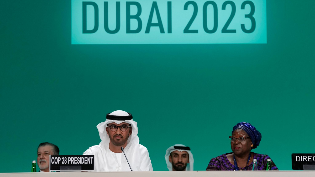 Sultan Al-Dschaber, Vorsitzender der UN-Klimakonferenz, bei der Eröffnungssitzung in Dubai. - Foto: Peter Dejong/AP/dpa