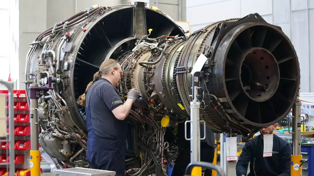 Mitarbeiter arbeiten an einer Flugzeugturbine in der Triebwerksüberholungswerkstatt auf dem Gelände der Lufthansa Technik AG. - Bild: Marcus Brandt/dpa