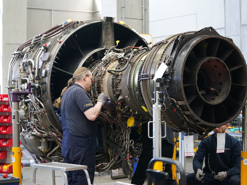 Mitarbeiter arbeiten an einer Flugzeugturbine in der Triebwerksüberholungswerkstatt auf dem Gelände der Lufthansa Technik AG. - Foto: Marcus Brandt/dpa