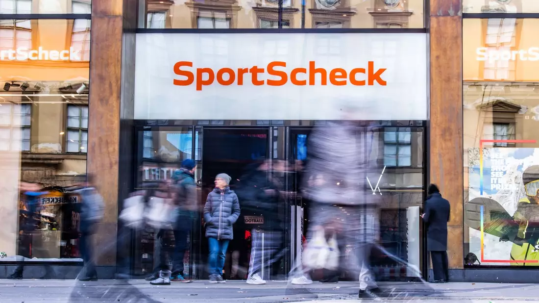 SportScheck-Filiale in der Münchener Fußgängerzone. - Bild: Lino Mirgeler/dpa