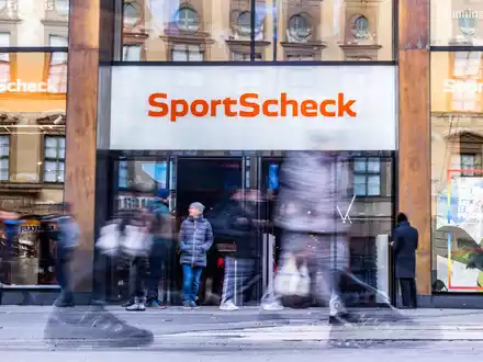 SportScheck-Filiale in der Münchener Fußgängerzone. - Foto: Lino Mirgeler/dpa