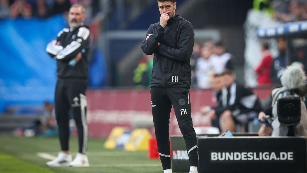 Treffen im Hamburger Stadtderby aufeinander; Pauli-Coach Fabian Hürzeler (r) und HSV-Trainer Tim Walter. - Foto: Christian Charisius/dpa