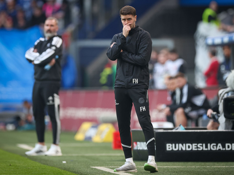 Treffen im Hamburger Stadtderby aufeinander; Pauli-Coach Fabian Hürzeler (r) und HSV-Trainer Tim Walter. - Foto: Christian Charisius/dpa