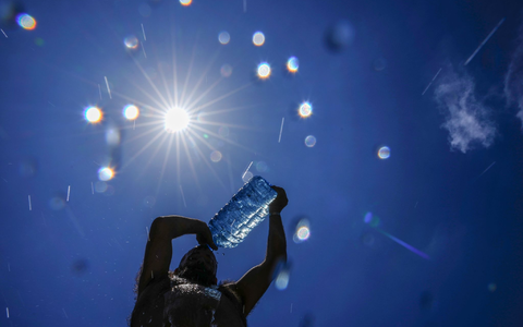 Ein drückend heißer Tag im Libanon. - Foto: Hassan Ammar/AP/dpa