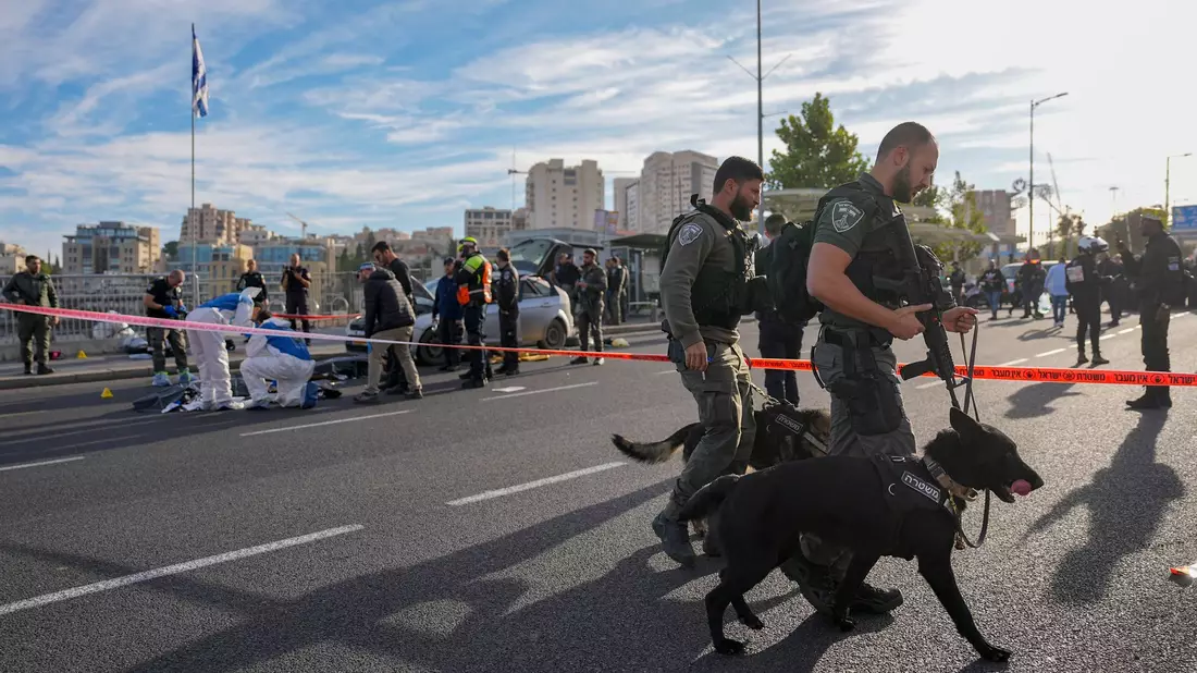 Israelische Grenzpolizisten sichern den Ort des Anschlags. - Bild: Ohad Zwigenberg/AP