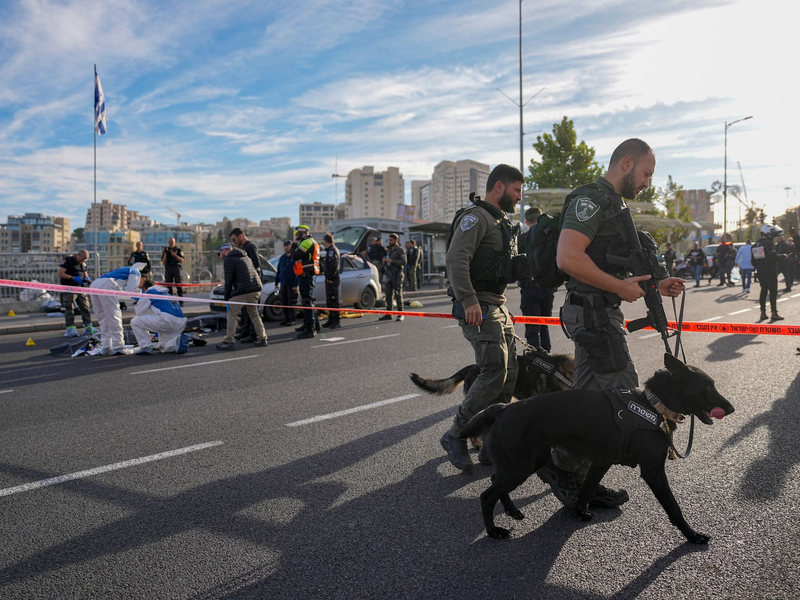 Israelische Grenzpolizisten sichern den Ort des Anschlags. - Foto: Ohad Zwigenberg/AP