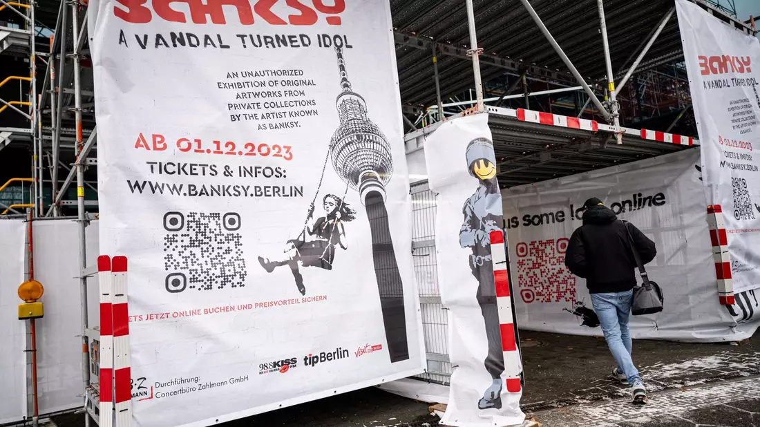 Eine Ausstellung in Berlin widmet sich dem unbekannten Streetart-Künstler Banksy. - Bild: Fabian Sommer/dpa