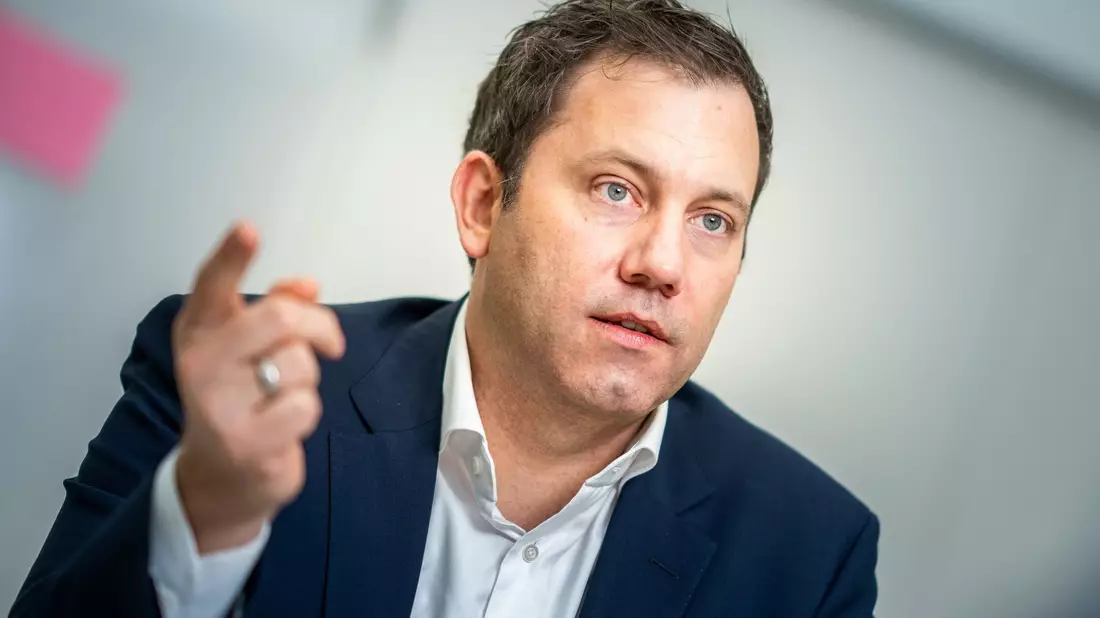 «Ich glaube, Markus Söder will vor allem auch in den Schlagzeilen sein, weil er sich ein bisschen langweilt dort in Bayern und Friedrich Merz die große Bühne nicht alleine gönnt», sagt Lars Klingbeil. - Bild: Michael Kappeler/dpa
