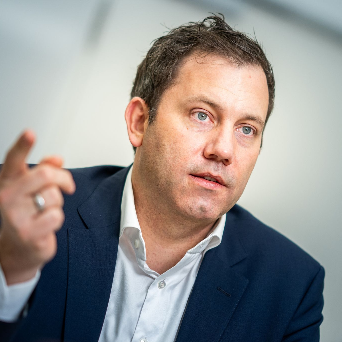 «Ich glaube, Markus Söder will vor allem auch in den Schlagzeilen sein, weil er sich ein bisschen langweilt dort in Bayern und Friedrich Merz die große Bühne nicht alleine gönnt», sagt Lars Klingbeil. - Foto: Michael Kappeler/dpa