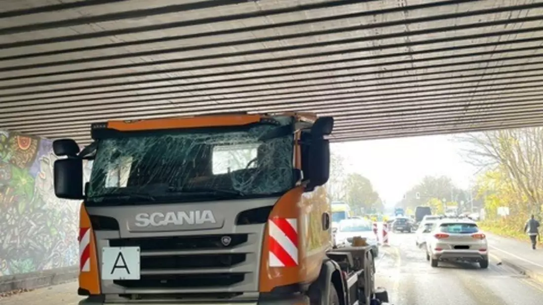 FW Dinslaken: LKW Unfall unter Eisenbahnbrücke - Bild: presseportal.de