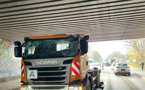 FW Dinslaken: LKW Unfall unter Eisenbahnbrücke - Foto: presseportal.de