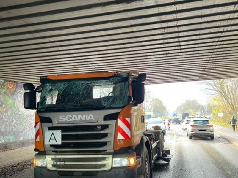 FW Dinslaken: LKW Unfall unter Eisenbahnbrücke - Foto: presseportal.de