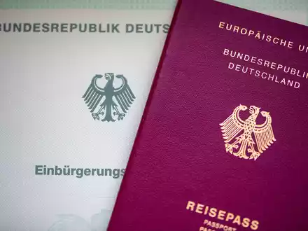 Seit der Reform des Staatsangehörigkeitsgesetzes Ende Juni müssen Menschen, die Deutsche werden, ihre bisherige Staatsangehörigkeit dafür nicht mehr aufgeben. (Symbolfoto) - Foto: Fernando Gutierrez-Juarez/dpa