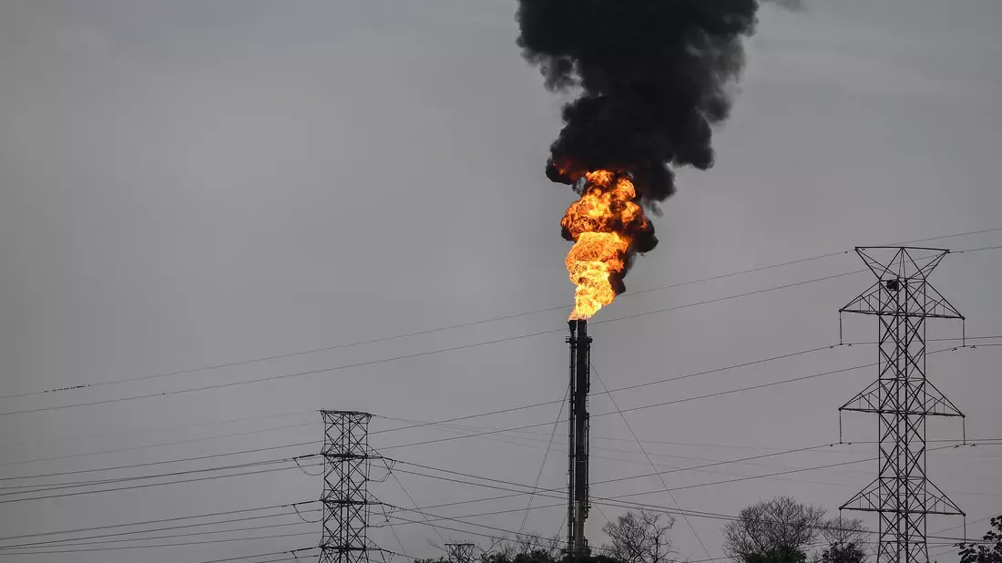 Überschüssiges Gas wird verbrannt. Das internationale Ölkartell Opec+ drosselt die Fördermengen. - Bild: Matias Delacroix/AP/dpa