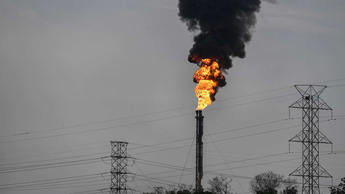 Überschüssiges Gas wird verbrannt. Das internationale Ölkartell Opec+ drosselt die Fördermengen. - Foto: Matias Delacroix/AP/dpa