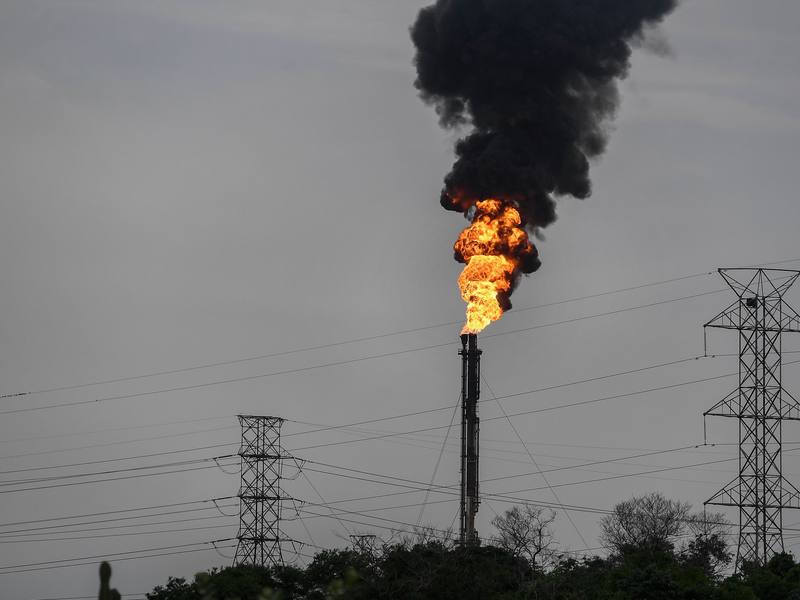 Überschüssiges Gas wird verbrannt. Das internationale Ölkartell Opec+ drosselt die Fördermengen. - Foto: Matias Delacroix/AP/dpa