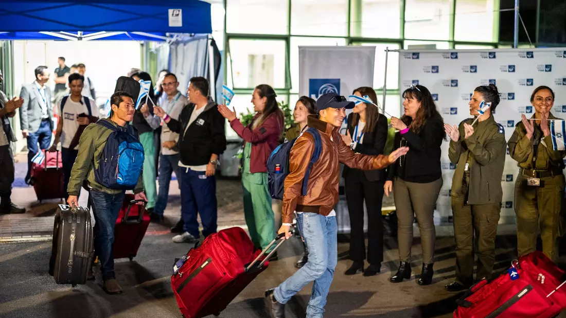 Thailändische Arbeitsmigranten besteigen nach dem Verlassen des Krankenhauses im israelischen Ramla einen Bus. Sie sind nach über 50 Tagen Hamas-Gefangenschaft freigelassen worden. - Bild: Ilia Yefimovich/dpa