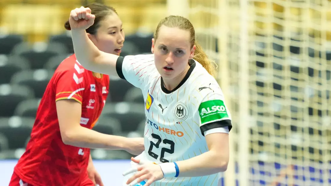Maren Weigel (r) und die DHB-Frauen siegten zum Auftakt der WM knapp gegen Japan. - Bild: Claus Fisker/Ritzau Scanpix Foto/AP/dpa