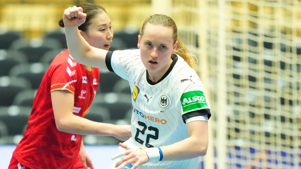 Maren Weigel (r) und die DHB-Frauen siegten zum Auftakt der WM knapp gegen Japan. - Foto: Claus Fisker/Ritzau Scanpix Foto/AP/dpa