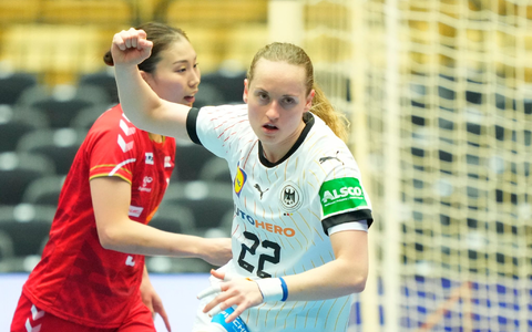 Maren Weigel (r) und die DHB-Frauen siegten zum Auftakt der WM knapp gegen Japan. - Foto: Claus Fisker/Ritzau Scanpix Foto/AP/dpa
