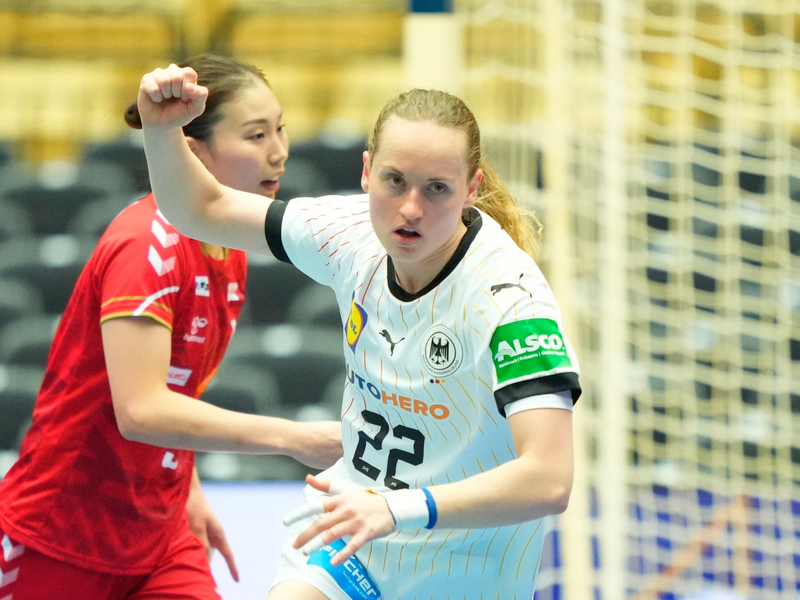 Maren Weigel (r) und die DHB-Frauen siegten zum Auftakt der WM knapp gegen Japan. - Foto: Claus Fisker/Ritzau Scanpix Foto/AP/dpa