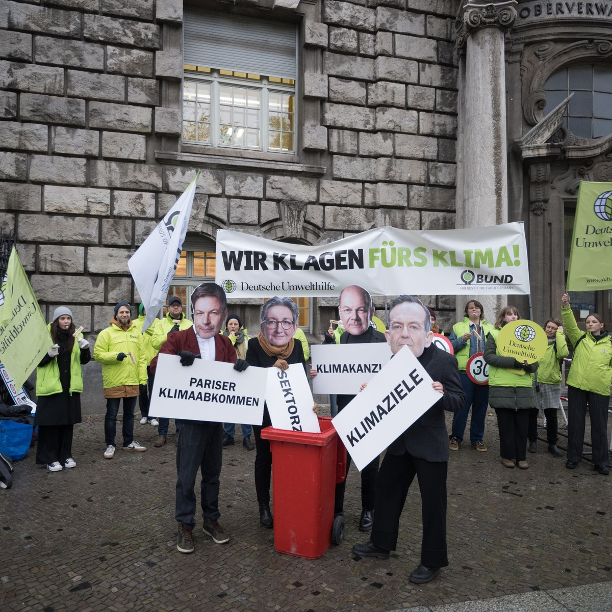 Aktivisten mit Masken von Wirtschaftsminister Habeck (l-r), Bauministerin Geywitz, Bundeskanzler Scholz und Verkehrsminister Wissing protestierten vor dem Oberverwaltungsgericht Berlin. - Foto: Sebastian Christoph Gollnow/dpa