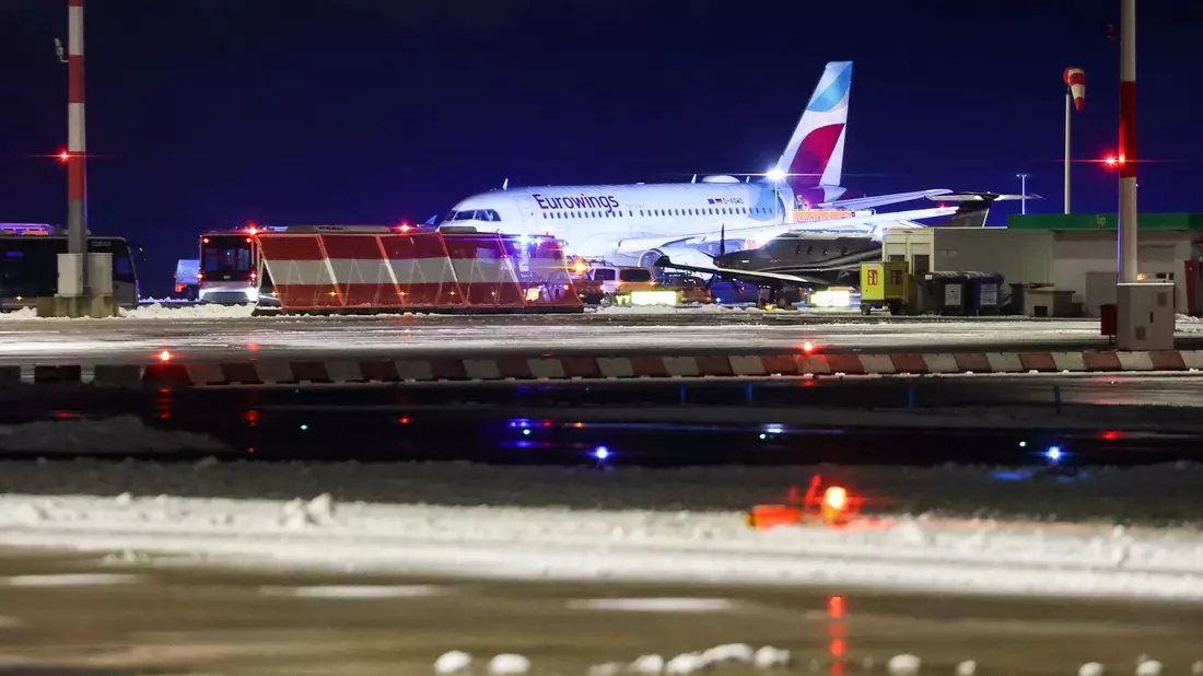 Auf dem Weg zum Parken ins Rutschen gekommen: die Maschine der Fluggesellschaft Eurowings auf dem Flughafen Hamburg. - Bild: Bodo Marks/dpa