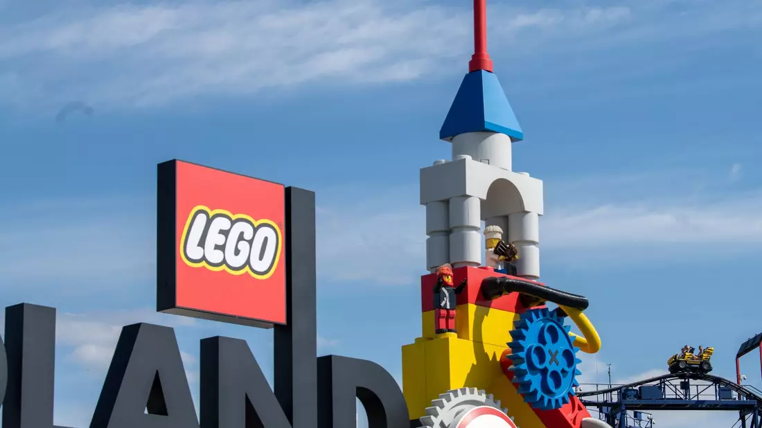 Bei dem Unglück im August 2022 war ein Zug der Achterbahn «Feuerdrache» im Legoland-Park in Günzburg auf einen vorausfahrenden Zug aufgefahren (Archivbild). - Bild: Stefan Puchner/dpa