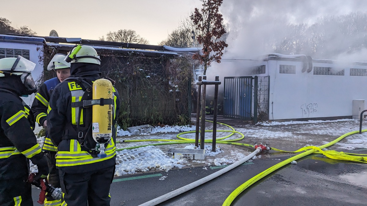 FW-AR: Einsatzkräfte bekämpfen Feuer in Freibad - Foto: presseportal.de