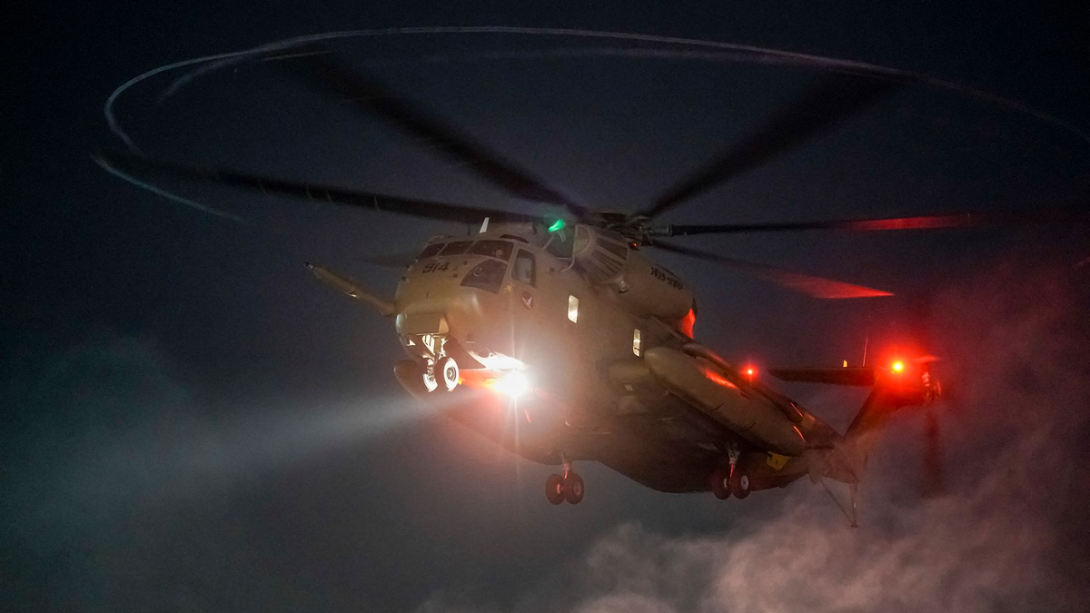Israelische Soldaten in einem gepanzerten Fahrzeug in der Nähe der Grenze zum Gazastreifen. - Foto: Leo Correa/AP/dpa