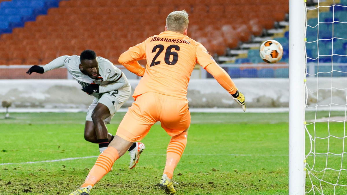 Victor Boniface (l) brachte die Werkself in Schweden in Führung. - Foto: Adam Ihse/TT News Agency/AP/dpa