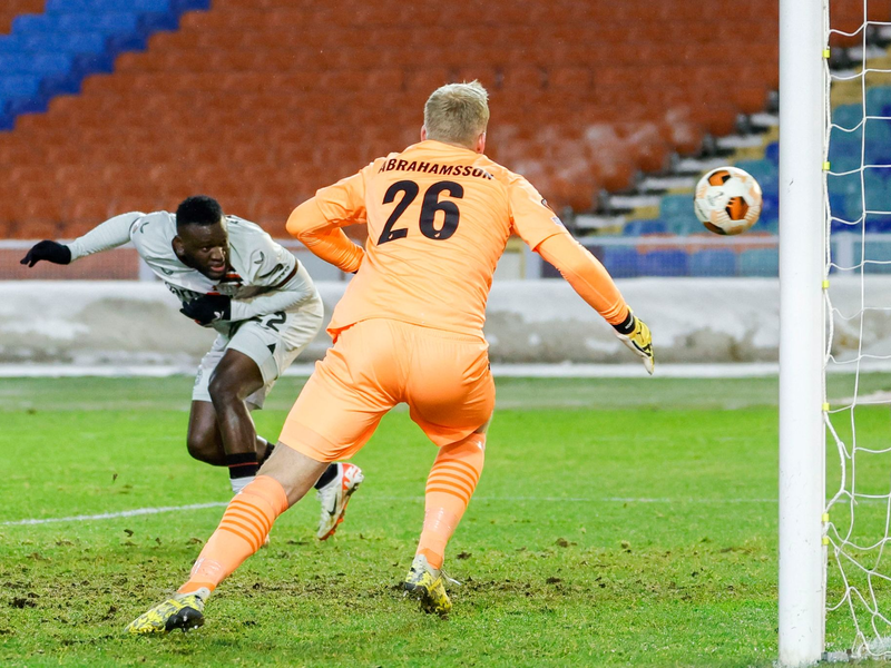 Victor Boniface (l) brachte die Werkself in Schweden in Führung. - Foto: Adam Ihse/TT News Agency/AP/dpa