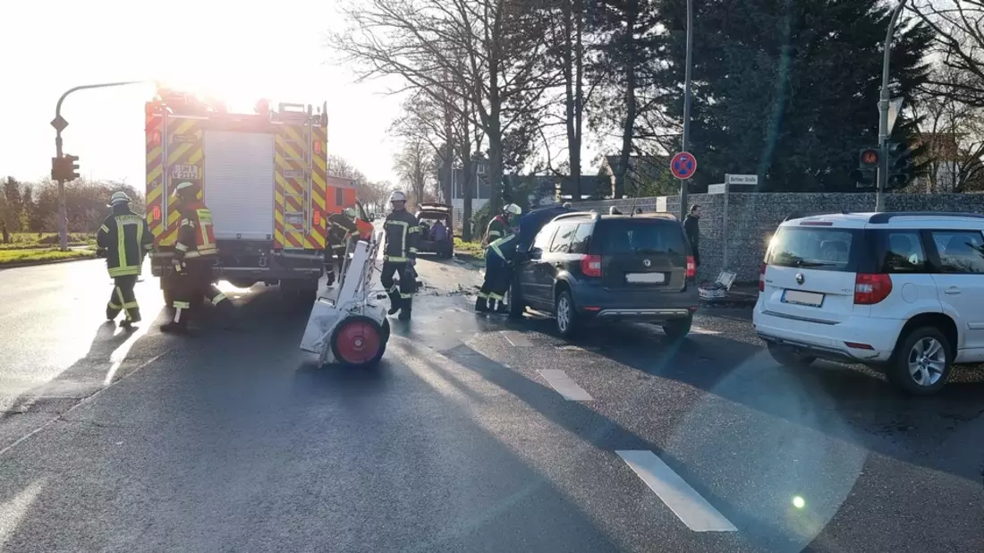 FW-WRN: TH_1 - LZ1 - VU 2 PKW, auslaufende Betriebsstoffe - Bild: presseportal.de
