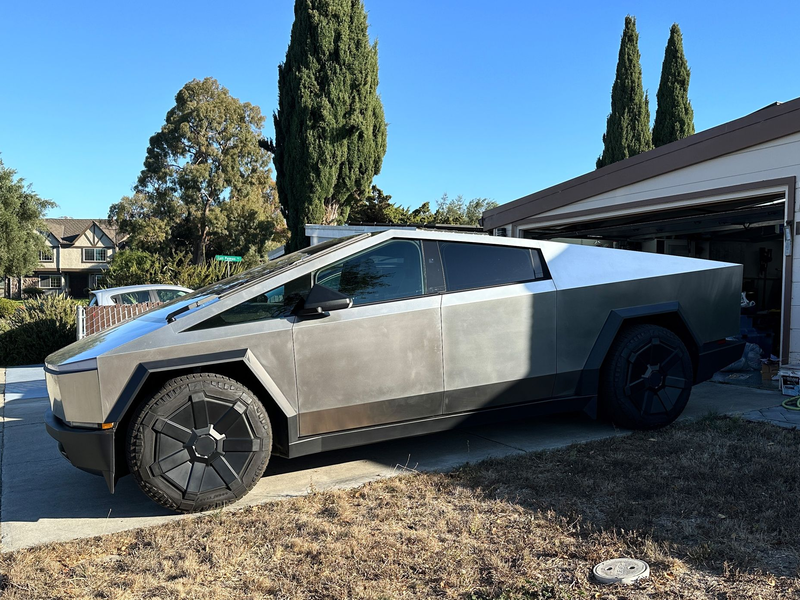 Der «Cybertruck» sieht ganz anders aus als traditionelle Pickups. - Foto: Andrej Sokolow/dpa