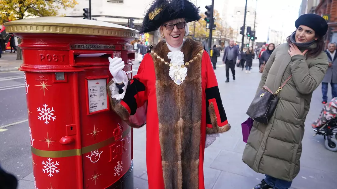 «Es gibt nichts Besseres, als Weihnachtskarten an Freunde und Familie zu schicken und ein bisschen festliche Freude zu versprühen», sagt die Londoner Bezirksrätin Patricia McAllister. - Bild: Yui Mok/PA Wire/dpa