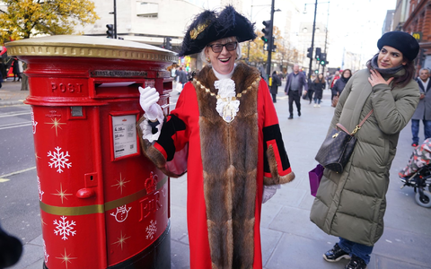 «Es gibt nichts Besseres, als Weihnachtskarten an Freunde und Familie zu schicken und ein bisschen festliche Freude zu versprühen», sagt die Londoner Bezirksrätin Patricia McAllister. - Foto: Yui Mok/PA Wire/dpa