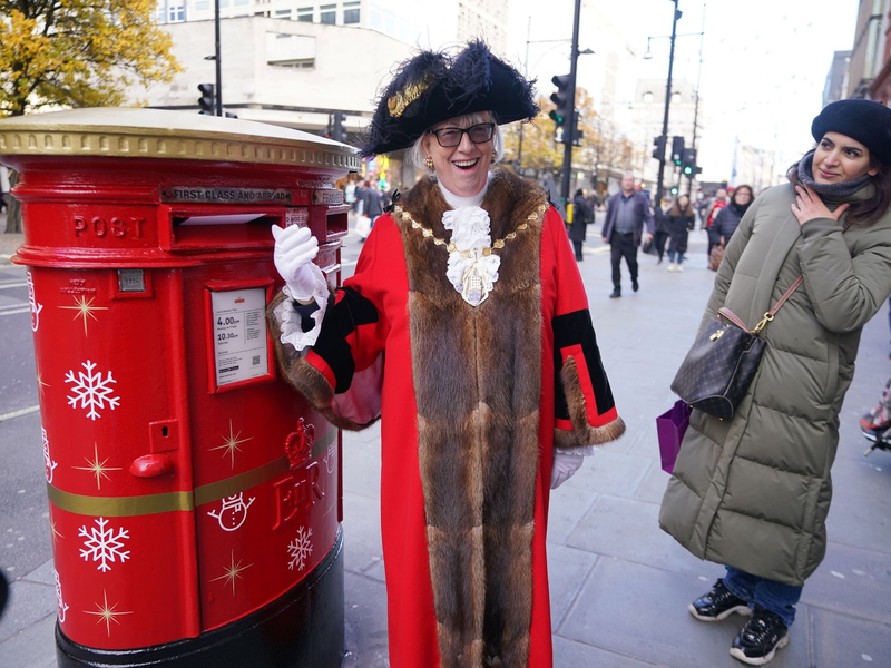 «Es gibt nichts Besseres, als Weihnachtskarten an Freunde und Familie zu schicken und ein bisschen festliche Freude zu versprühen», sagt die Londoner Bezirksrätin Patricia McAllister. - Foto: Yui Mok/PA Wire/dpa