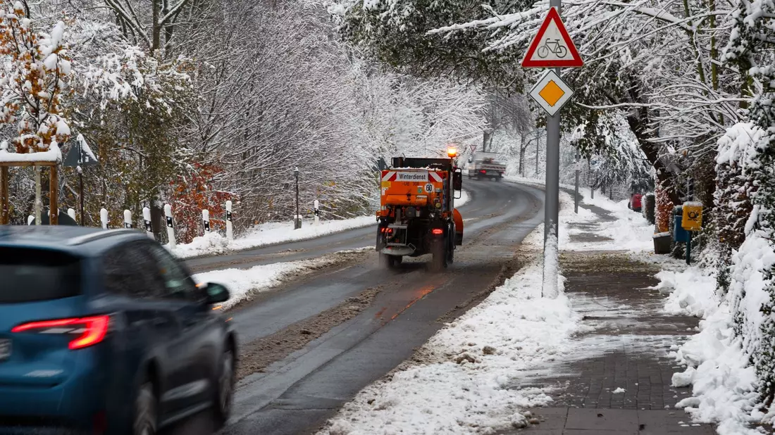 Autofahrer müssen weiterhin mit glatten Straßen rechnen. - Bild: Friso Gentsch/dpa