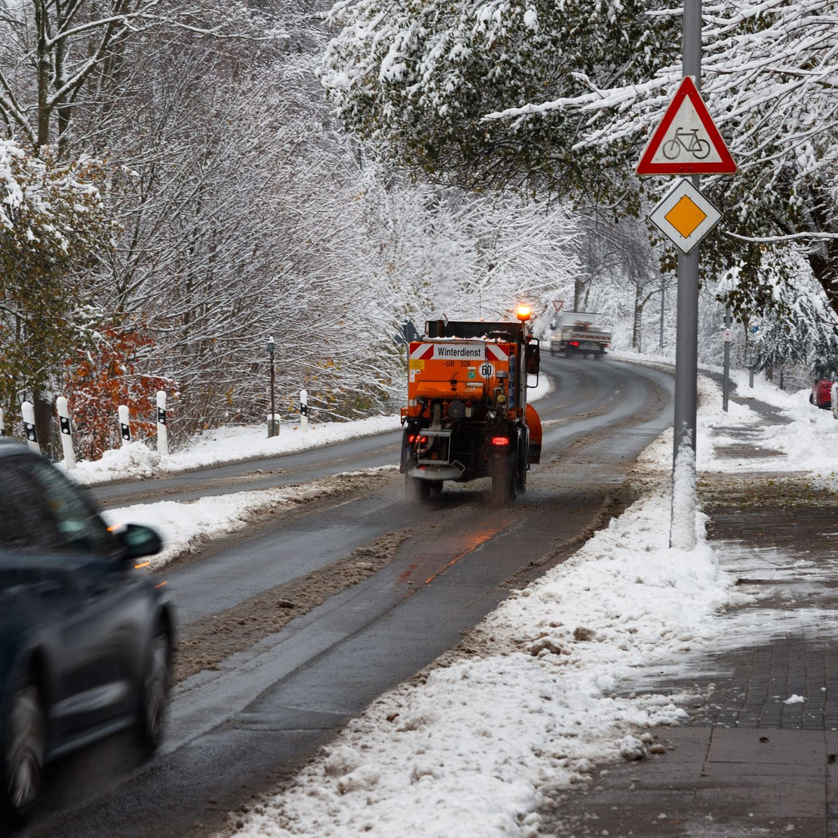 Autofahrer müssen weiterhin mit glatten Straßen rechnen. - Foto: Friso Gentsch/dpa