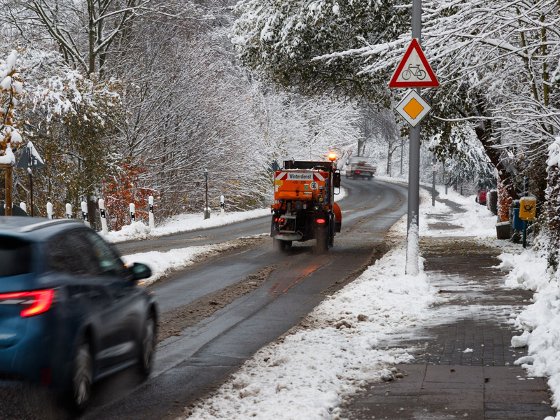 Autofahrer müssen weiterhin mit glatten Straßen rechnen. - Foto: Friso Gentsch/dpa