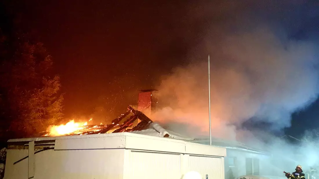 FW Schalksmühle: Dachstuhlbrand in Schalksmühle-Heedfeld - Bild: presseportal.de